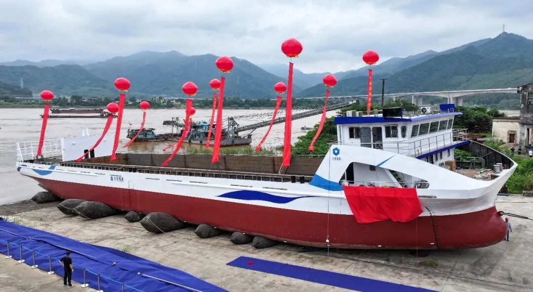 中国首艘2000吨级氢动力集散两用船下水！