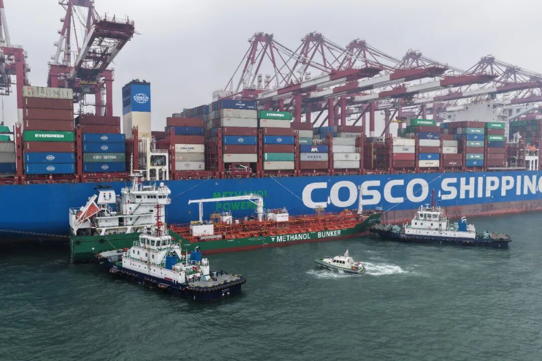 山东港口青岛港完成首批国际航行船舶绿色甲醇“船对船”加注作业